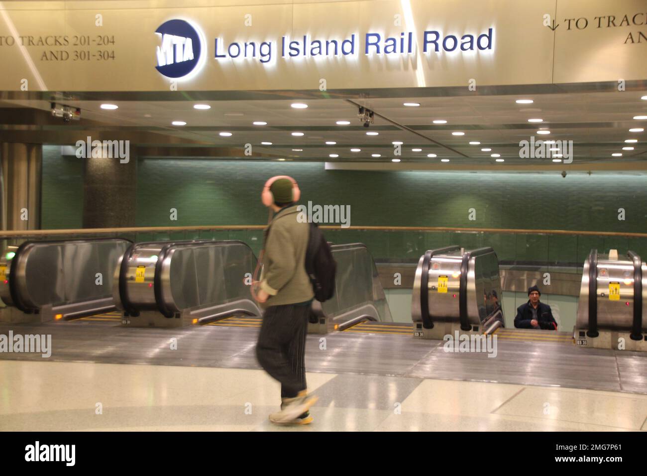 New York, Stati Uniti. 25th Jan, 2023. I passeggeri si soffermarsi presso la stazione di collegamento Grand Central Madison, di recente apertura. Dopo anni di ritardi e esplosioni di costi, è stato aperto un nuovo terminal di collegamento alla Grand Central Station di New York. Da Mercoledì, i treni della Long Island Rail Road dal quartiere di Queens e da Long Island, che è al largo della costa della metropoli, sono arrivati a 'Grand Central Madison'. Credit: Ninhu/dpa/Ninhu Live News Foto Stock