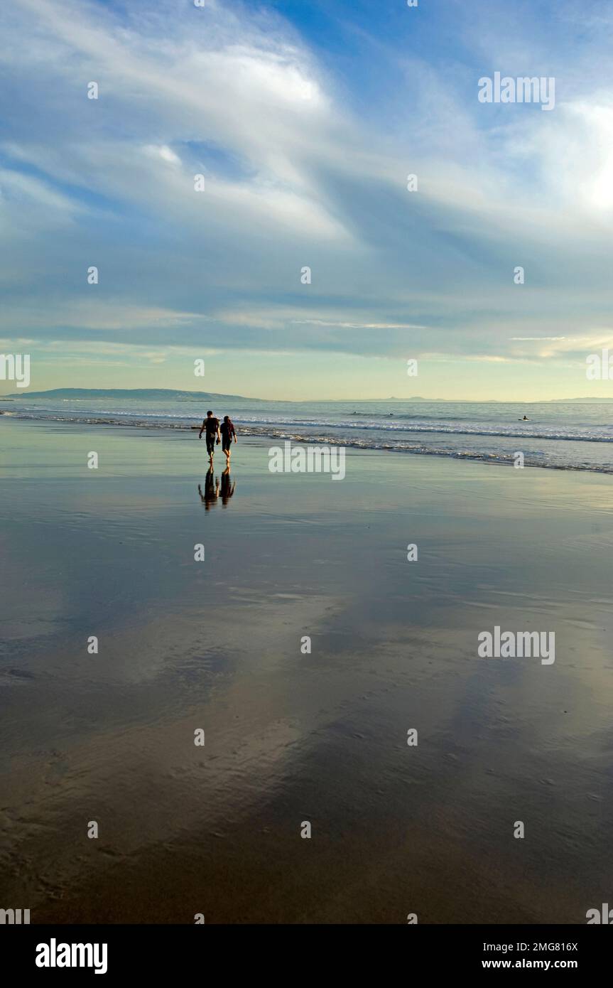 Coppia passeggiando sulla spiaggia di Santa Monica, California, USA Foto Stock