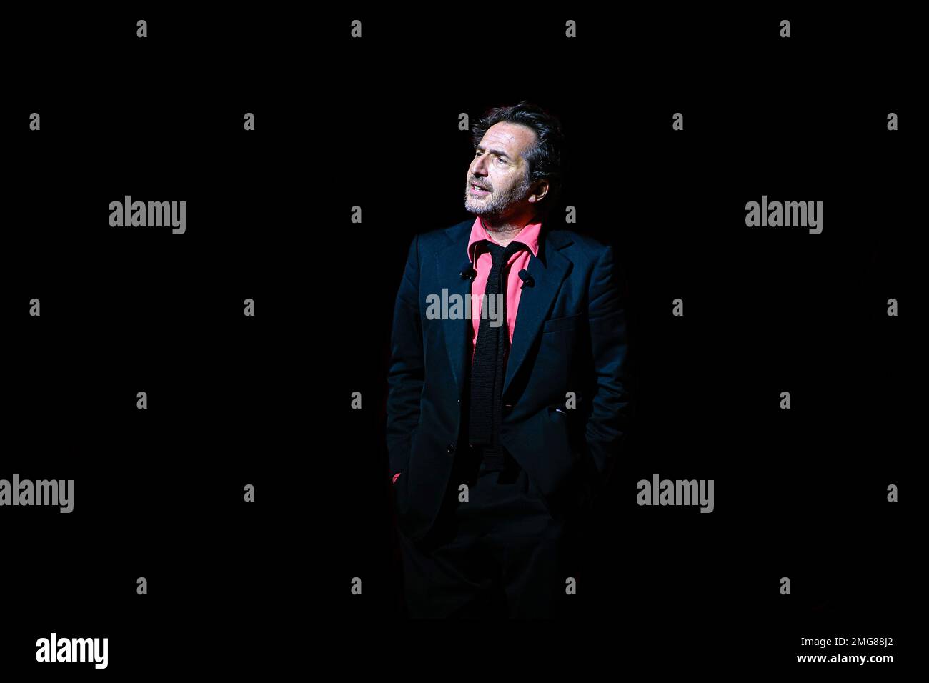 Parigi, Francia. 25th Jan, 2023. Edouard Baer in scena per lo spettacolo le journal de Paris al Teatro Porte Saint-Martin, a Parigi, in Francia il 25 gennaio 2023. Credit: Victor Joly/Alamy Live News Foto Stock