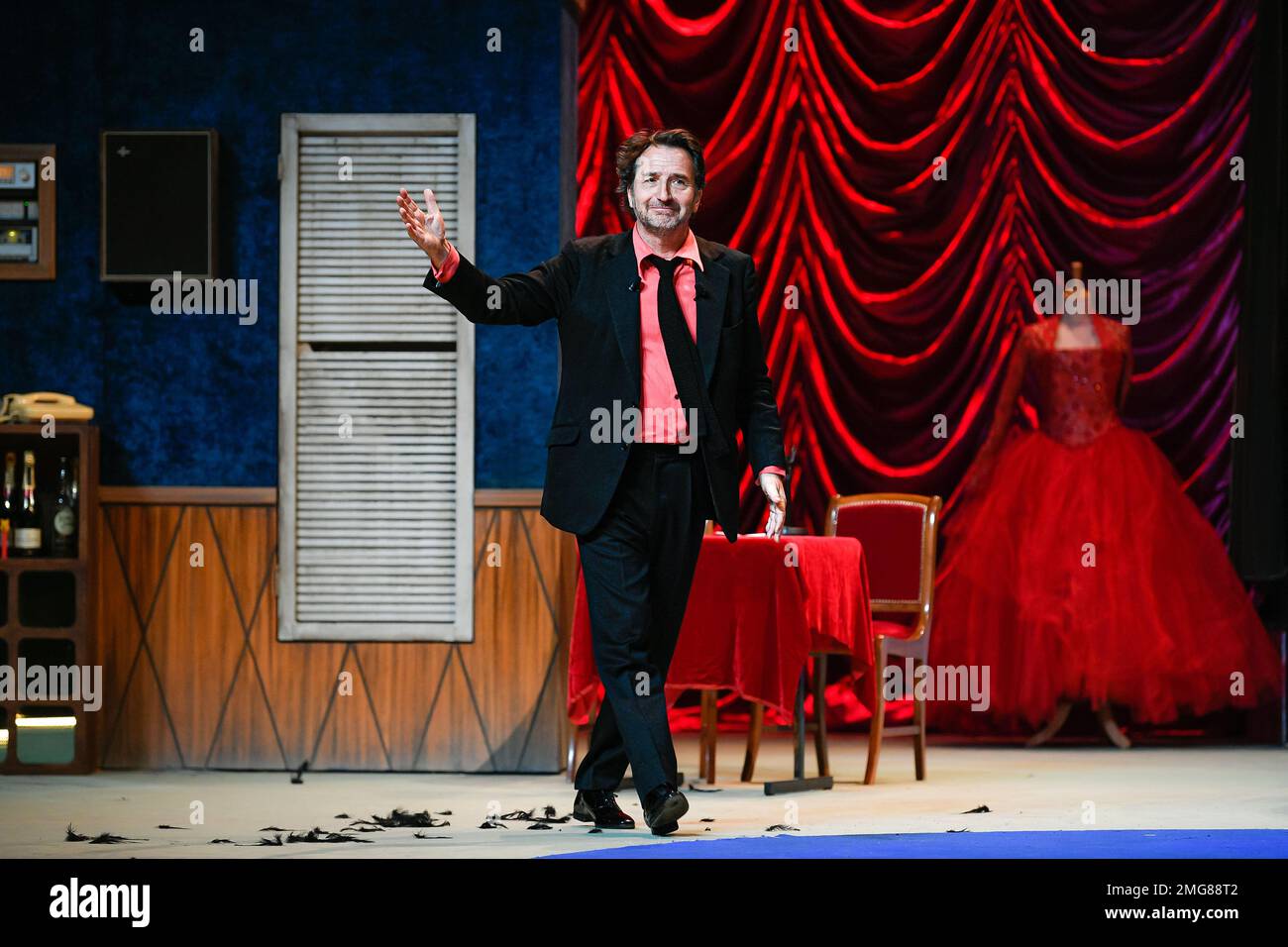 Parigi, Francia. 25th Jan, 2023. Edouard Baer in scena per lo spettacolo le journal de Paris al Teatro Porte Saint-Martin, a Parigi, in Francia il 25 gennaio 2023. Credit: Victor Joly/Alamy Live News Foto Stock