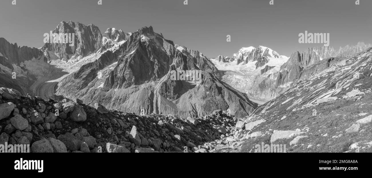 Il panorama del massiccio del Grand Jorasses Mont Blanc e le torri Les Aiguilles. Foto Stock