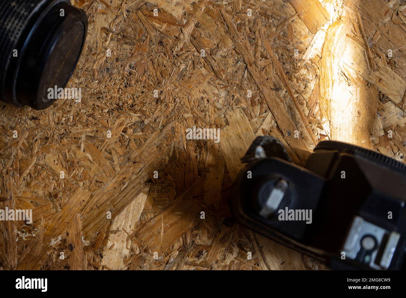 Fotocamera e obiettivo su tavolo di legno con spazio copia per il design artistico retrò sfondo Foto Stock