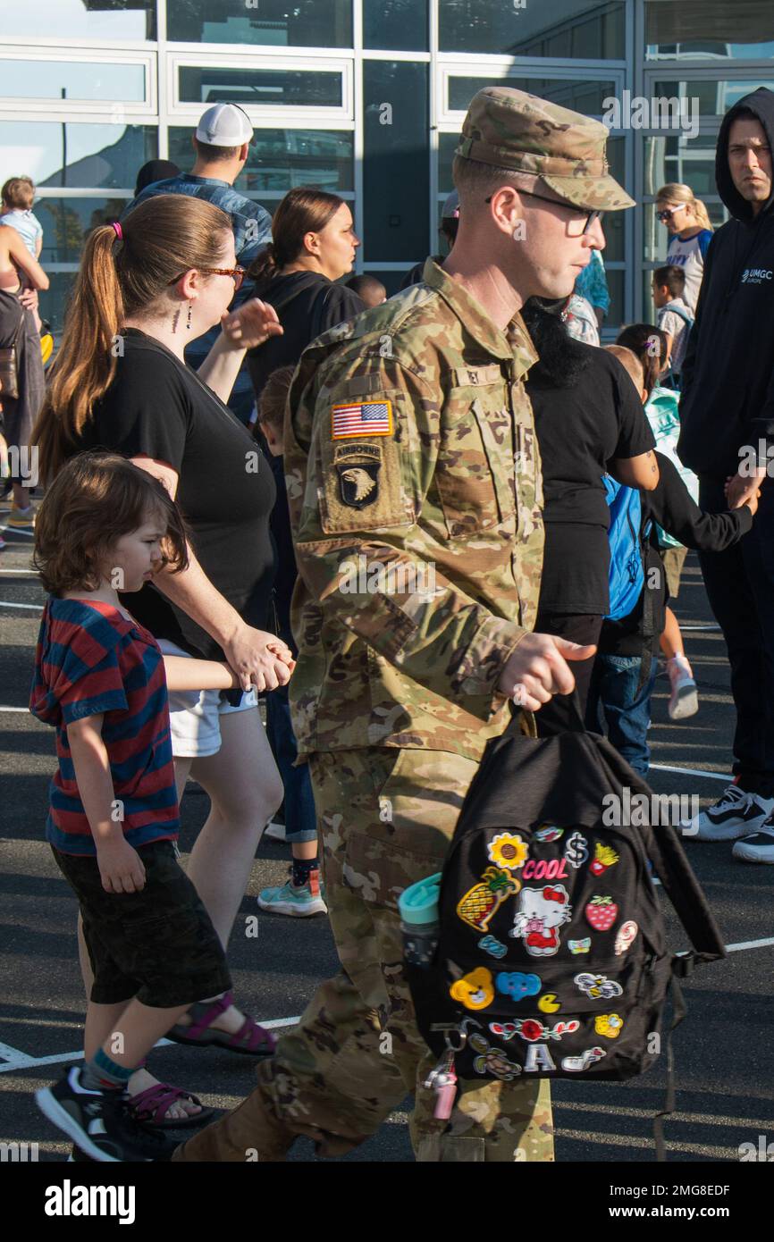 Famiglie, insegnanti e studenti si riunirono, salutarono e salutarono il primo giorno di scuola alla scuola elementare Netzaberg di Netzaberg, Germania, 22 agosto 2022. La Netzaberg Middle School, situata accanto alla scuola elementare nel Village Center, ha celebrato anche il suo primo giorno di scuola. Foto Stock
