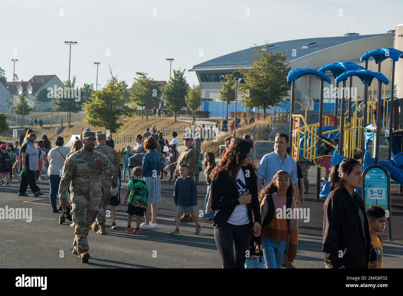 Famiglie, insegnanti e studenti si riunirono, salutarono e salutarono il primo giorno di scuola alla scuola elementare Netzaberg di Netzaberg, Germania, 22 agosto 2022. La Netzaberg Middle School, situata accanto alla scuola elementare nel Village Center, ha celebrato anche il suo primo giorno di scuola. Foto Stock