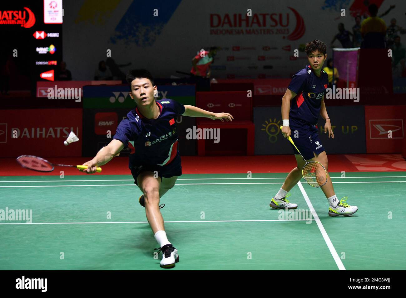 Giacarta, Indonesia. 25th Jan, 2023. Feng Yanzhe (L)/Huang Dongping della Cina gareggiano durante la partita mista di primo turno contro Praveen Jordan/Melati Daeva Oktavianti dell'Indonesia al Masters Indonesia 2023 a Giacarta, Indonesia, 25 gennaio 2023. Credit: Xu Qin/Xinhua/Alamy Live News Foto Stock