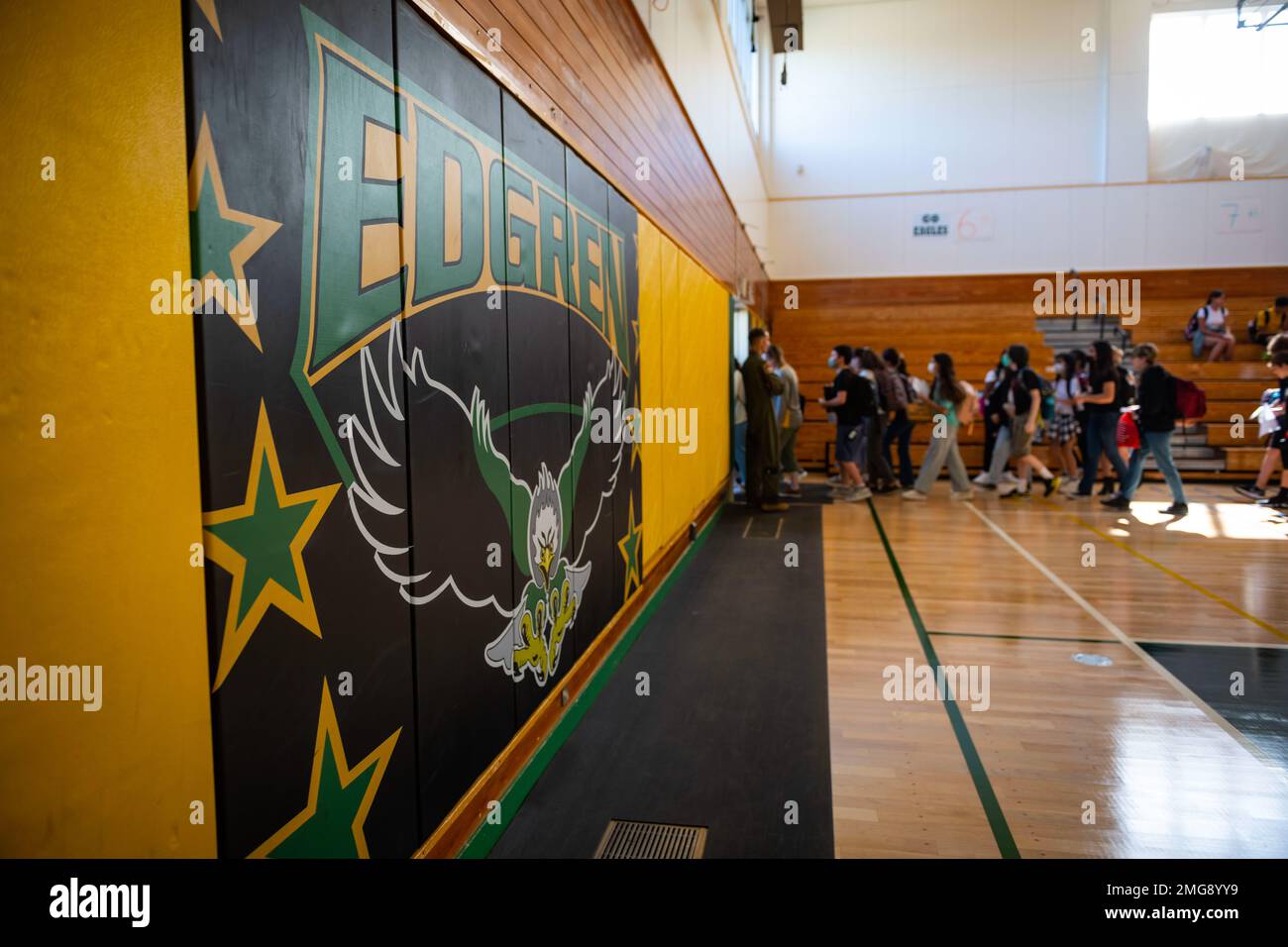 STATI UNITI Richard, 35th Comandante dell'Ala combattente, saluta gli studenti che camminano in classe davanti a un cartello della scuola media Edgren durante il primo giorno di scuola alla base aerea di Misawa, Giappone, 22 agosto 2022. Nel 2021, la scuola ha subito una ristrutturazione di 33 milioni di dollari, combinando l'ex scuola superiore Misawa, la scuola media Edgren e i sesto grado della scuola elementare Sollars in un'unica istituzione. Foto Stock