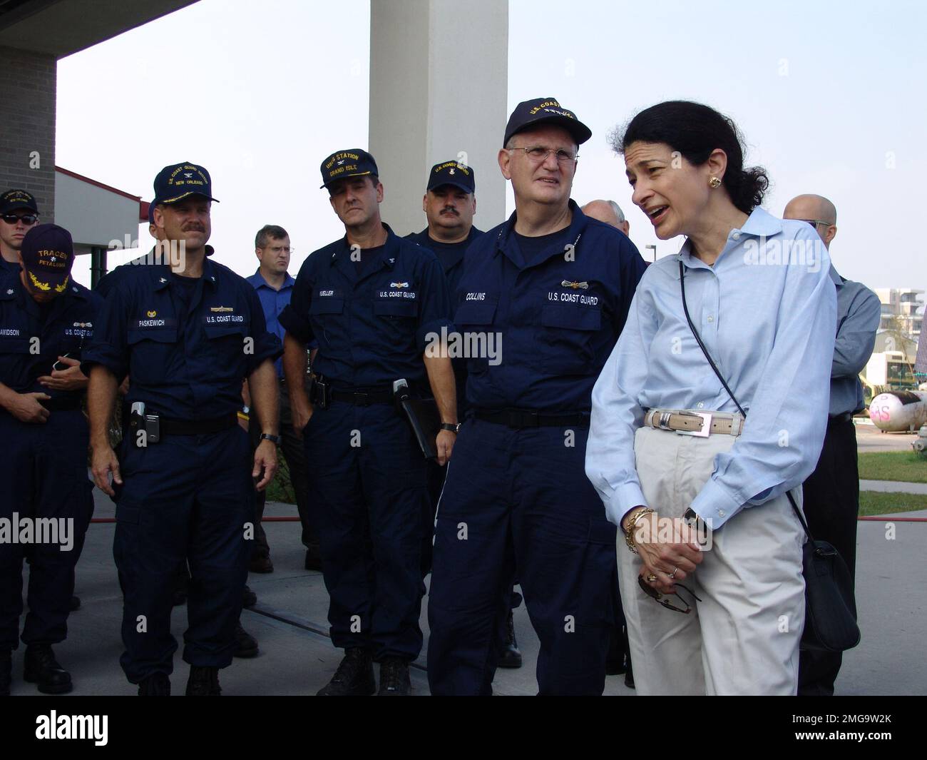 Il posto di comando di incidente dell'UDE New Orleans - Rita - 26-HK-307-23. Visita del comandante Thomas H. Collins. Uragano Katrina Foto Stock