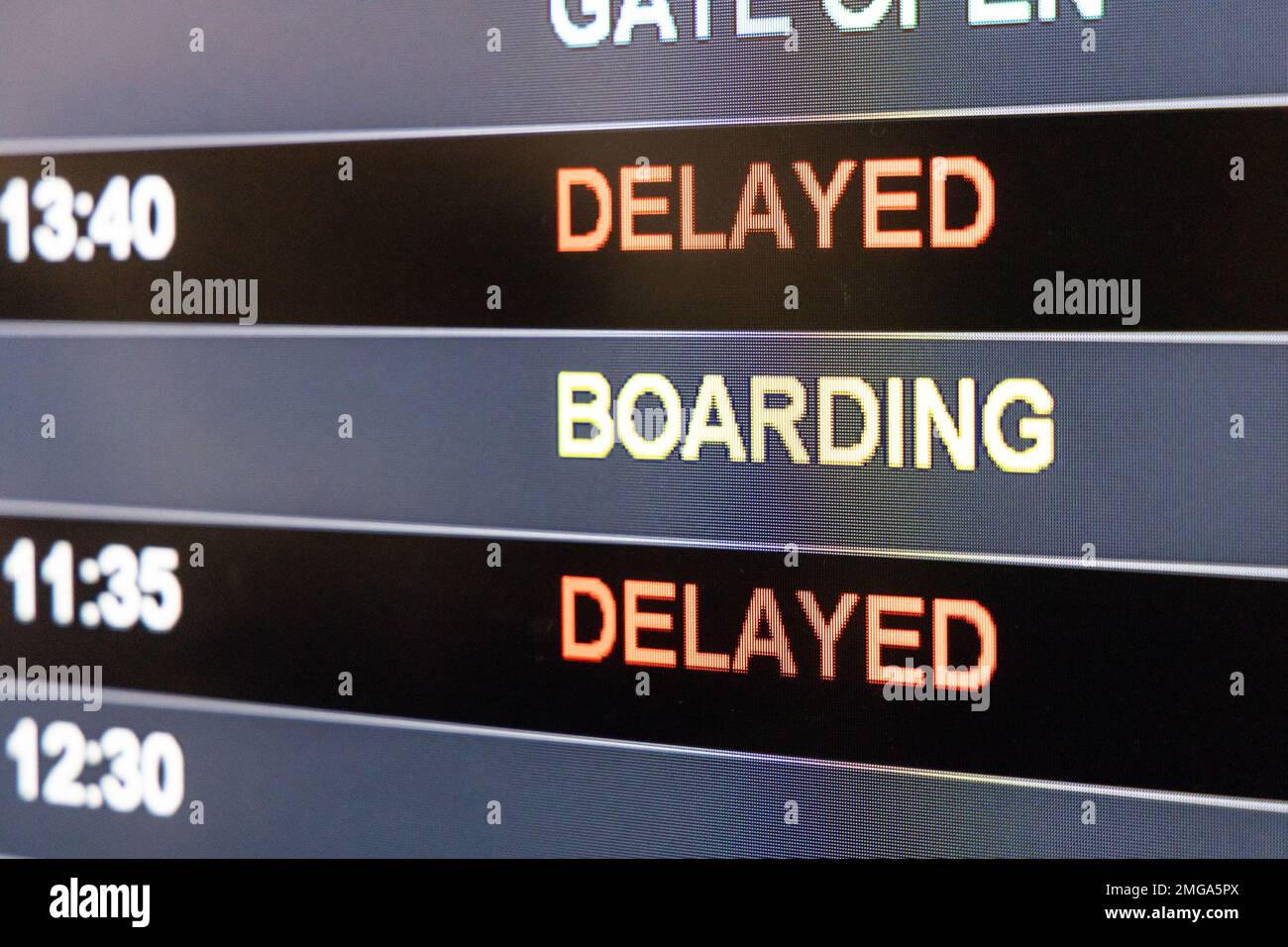 Primo piano sulla scheda digitale delle informazioni sui voli aeroportuali con particolare attenzione alla parola ritardata Foto Stock