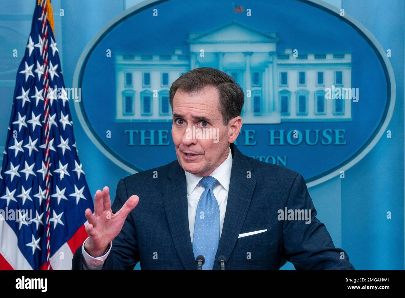 Washington, DC, Stati Uniti. 25th Jan, 2023. Coordinatore per le comunicazioni strategiche al Consiglio di sicurezza Nazionale John Kirby risponde a una domanda dei media in seguito Bidens annuncio del Presidente del trasferimento di 31 M1 carri armati Abrams in Ucraina presso la Casa Bianca di Washington, DC, USA, 25 gennaio 2023. Il piano invierà 31 carri armati statunitensi in Ucraina per unirsi alle truppe ucraine sul campo di battaglia. Credito: Shawn Thew/Pool tramite CNP/dpa/Alamy Live News Foto Stock