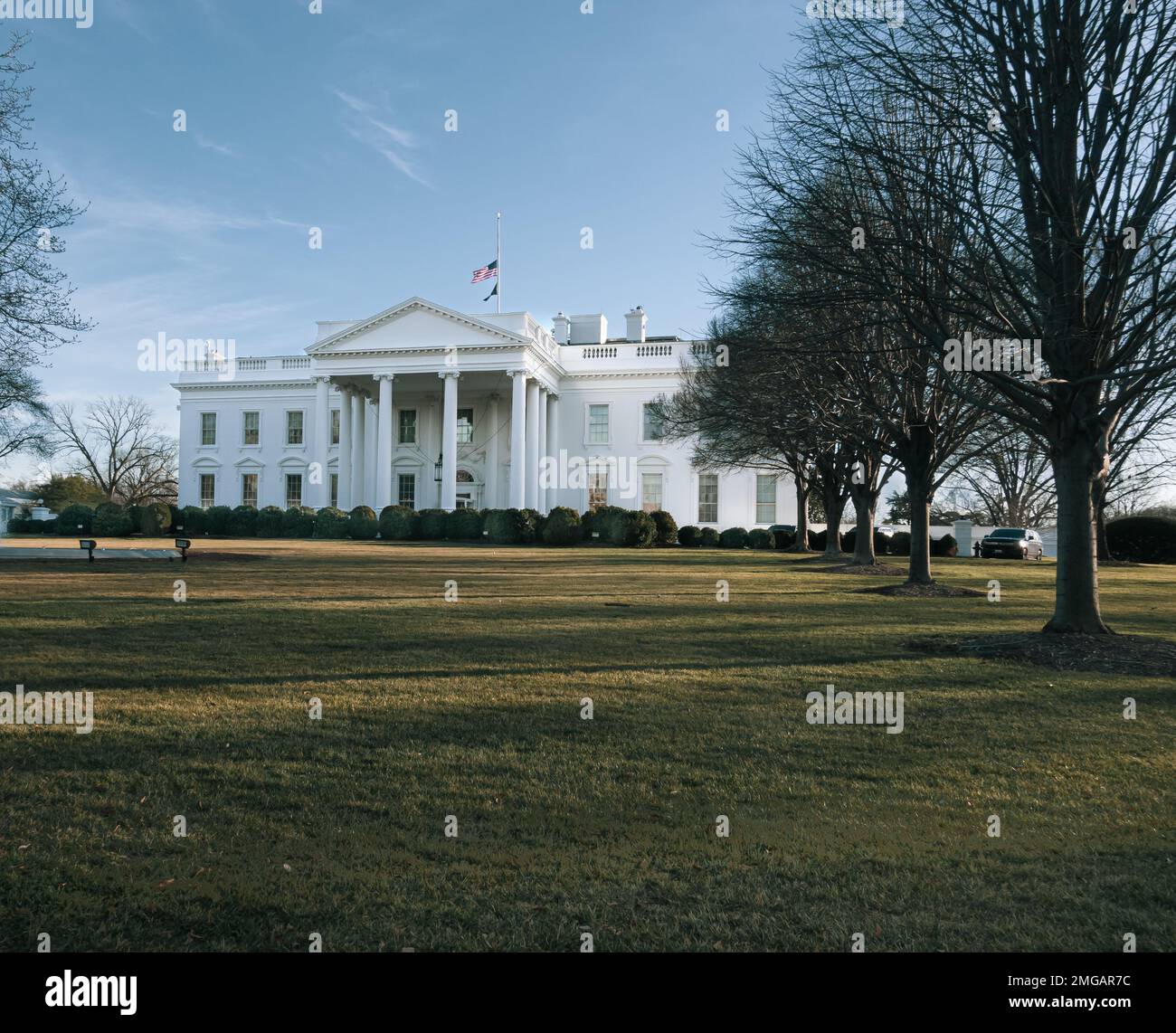 Washington, DC, gennaio 2023. La Casa Bianca contro il sole invernale di tarda giornata. Di fronte a Lafayette Square. Foto Stock