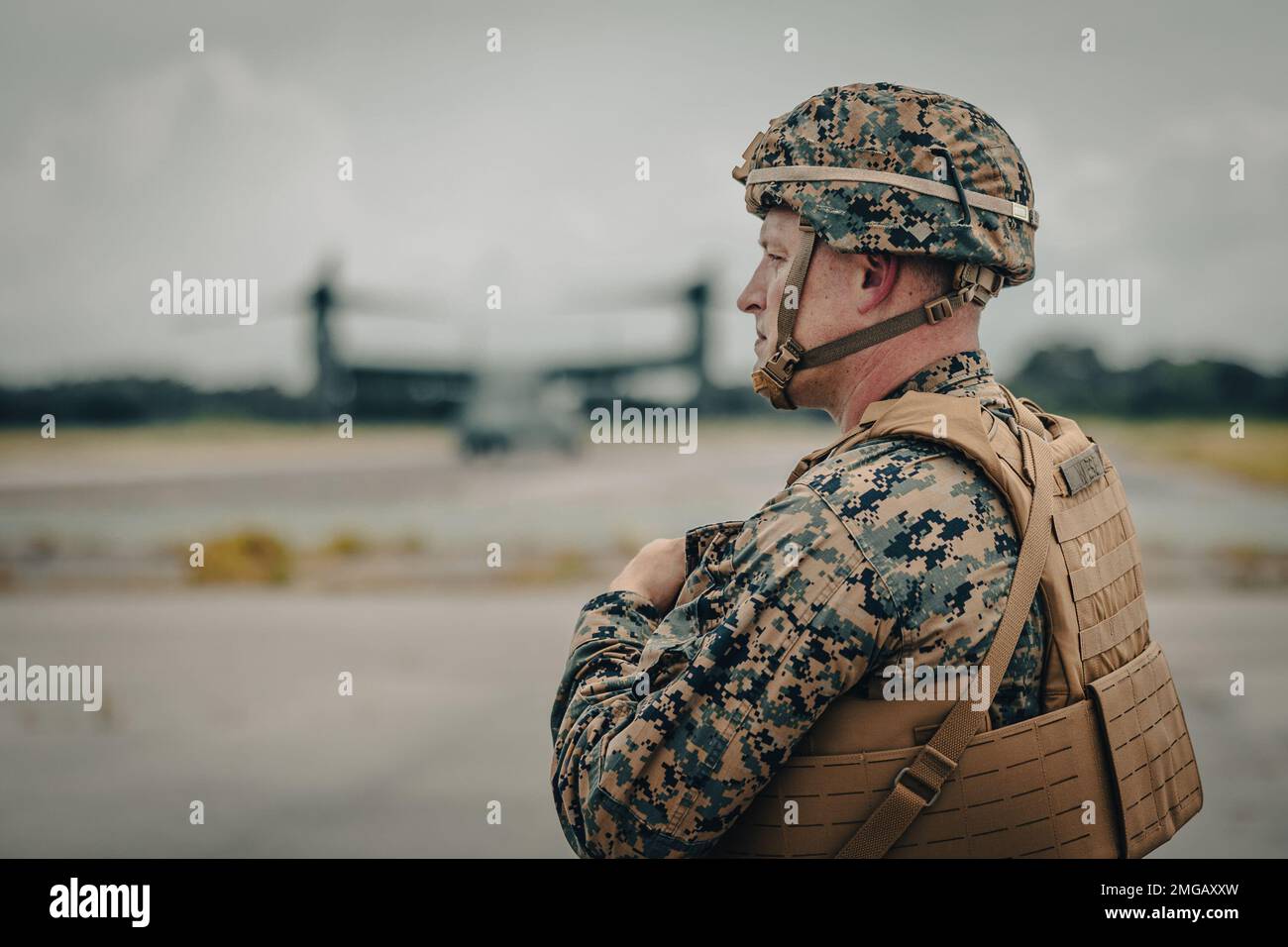 STATI UNITI Josef Wiese, direttore esecutivo della Marine Expeditionary Unit 26th, sovrintende all'arrivo di 26th MEU Forward Command Element to Marine Corps Auxiliary Landing Field Bogue, North Carolina, 23 agosto 2022. Il FEX MEU si concentra sul rapido spiegamento delle truppe e sulla capacità dell'unità di esercitare il comando e il controllo in un ambiente distribuito. Questo FEX è l’esercizio culminante per il 26th MEU prima del composito del MAGTF. Foto Stock