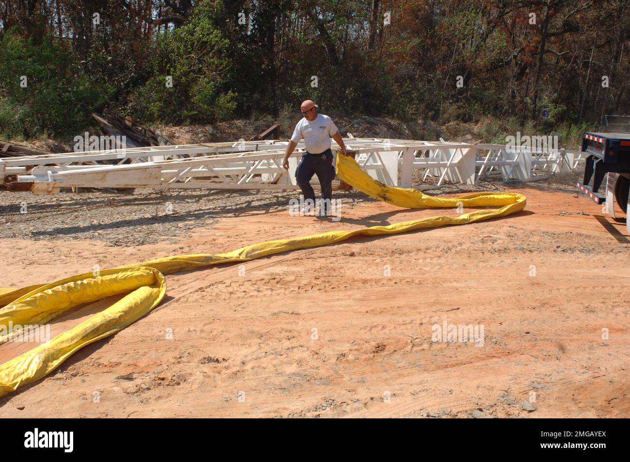 Personale della Guardia Costiera e operazioni civili - 26-HK-72-5. materiale del braccio per fuoriuscite di olio in movimento civile vicino a waterfront3. Uragano Katrina Foto Stock