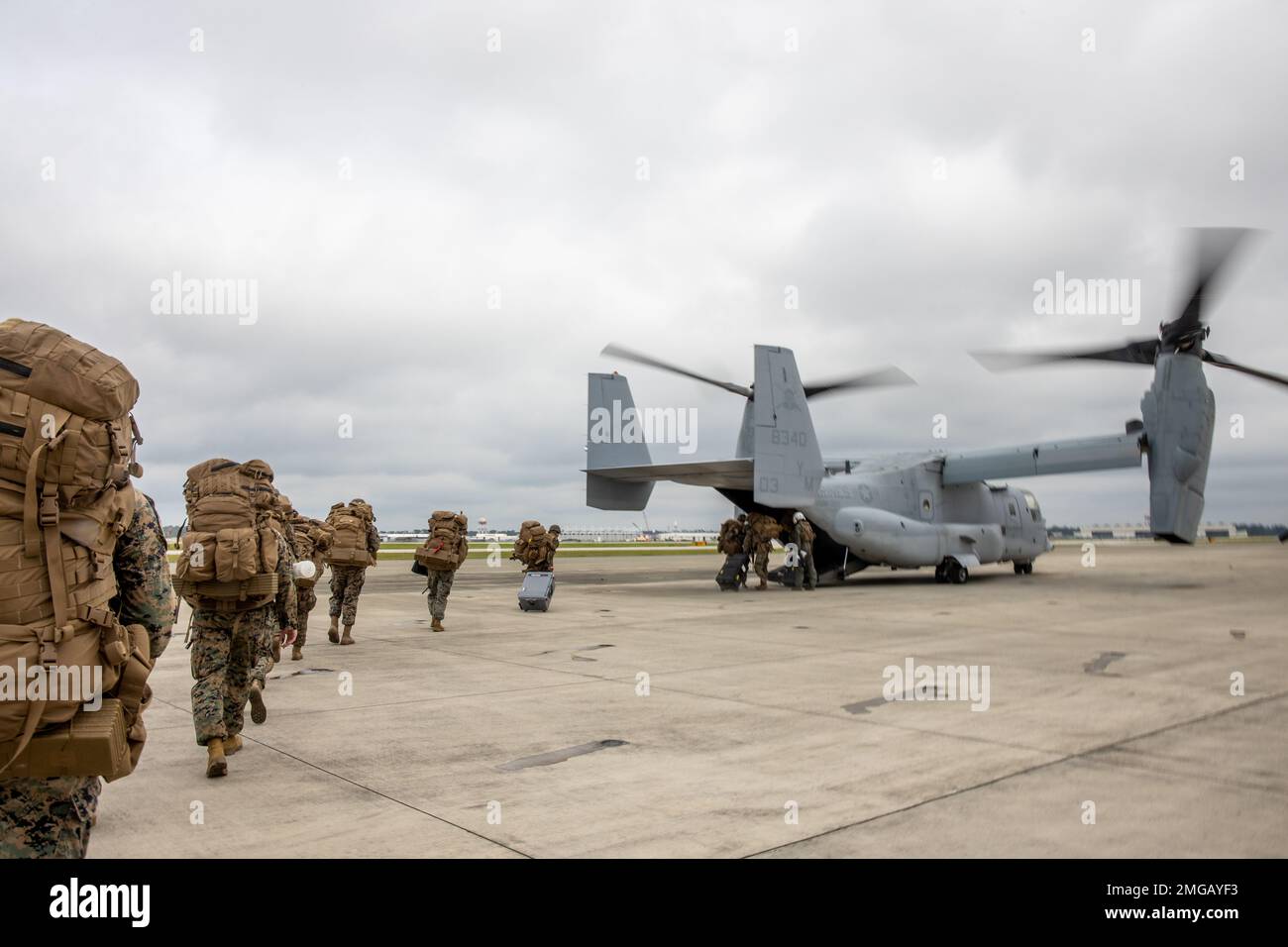 STATI UNITI Marines con l'elemento di comando diretto, 26th Marine Expeditionary Unit, a bordo di un MV-22B Osprey assegnato a Marine Medium Tiltrotor Squadron (VMM) 365, 2D Marine Aircraft Wing, durante l'esercizio sul campo dell'unità di spedizione marina (MEU FEX) presso Marine Corps Air Station New River, North Carolina, 23 agosto 2022. Il FEX MEU dimostra la capacità dell'MEU di effettuare la transizione del comando e del controllo da nave a terra attraverso l'echeloning delle capacità di comando e la pianificazione logistica di spedizione. Foto Stock