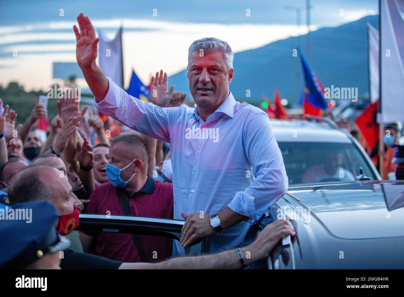 Kosovo President Hashim Thaci greets former members of the so-called Kosovo Liberation army, which fought for independence from Serbia, and other supporters waiting for his return at the border crossing points in Vrmice, Kosovo, Friday, July 17, 2020. Thaci was warmly welcomed by supporters upon return from the Netherlands where he was questioned by prosecutors at a special international court on alleged crimes during the 1998-1999 war after which his country won independence from Serbia. (AP Photo/Visar Kryeziu) Foto Stock