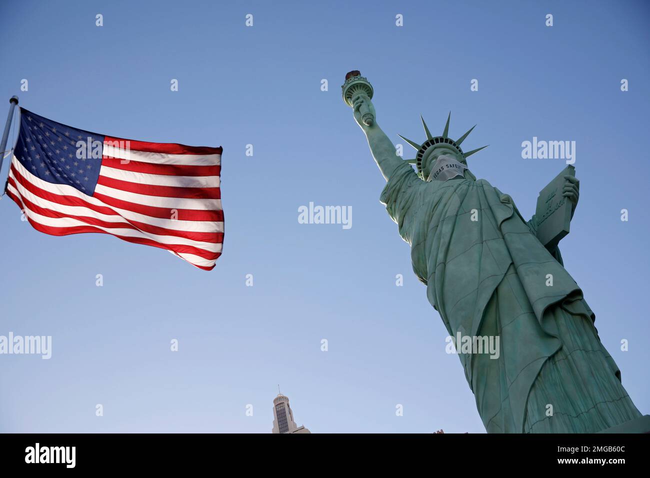 A n oversized mask adorns the face of a replica Statue of Liberty at the New York-New York hotel and casino Thursday, July 16, 2020, in Las Vegas. MGM Resorts International has put a mask on the Statue of Liberty to remind people to wear a face covering as a precaution against coronavirus. (AP Photo/John Locher) Foto Stock