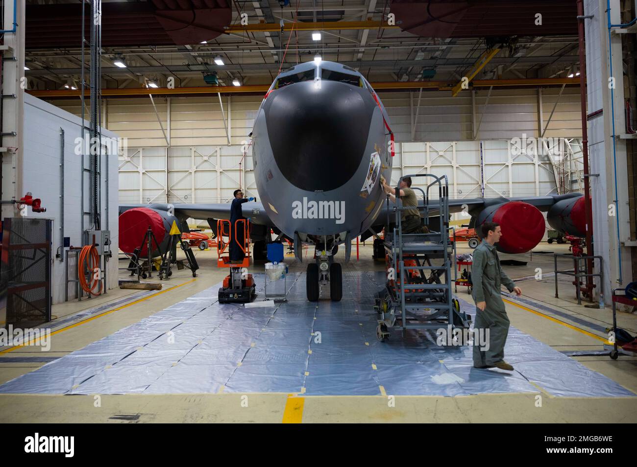 Gli aviatori di controllo della corrosione dell'aeronautica statunitense assegnati al 100th Maintenance Squadron eseguono la manutenzione di un KC-135 Stratotanker assegnato alla Royal Air Force Mildenhall, Inghilterra, 23 agosto 2022. La sezione di controllo della corrosione 100th MXS è responsabile di garantire che tutti gli aeromobili del Team Mildenhall e le relative apparecchiature siano privi di corrosione e verniciati. 100 ARW,Team Mildenhall,aviatori, Foto Stock