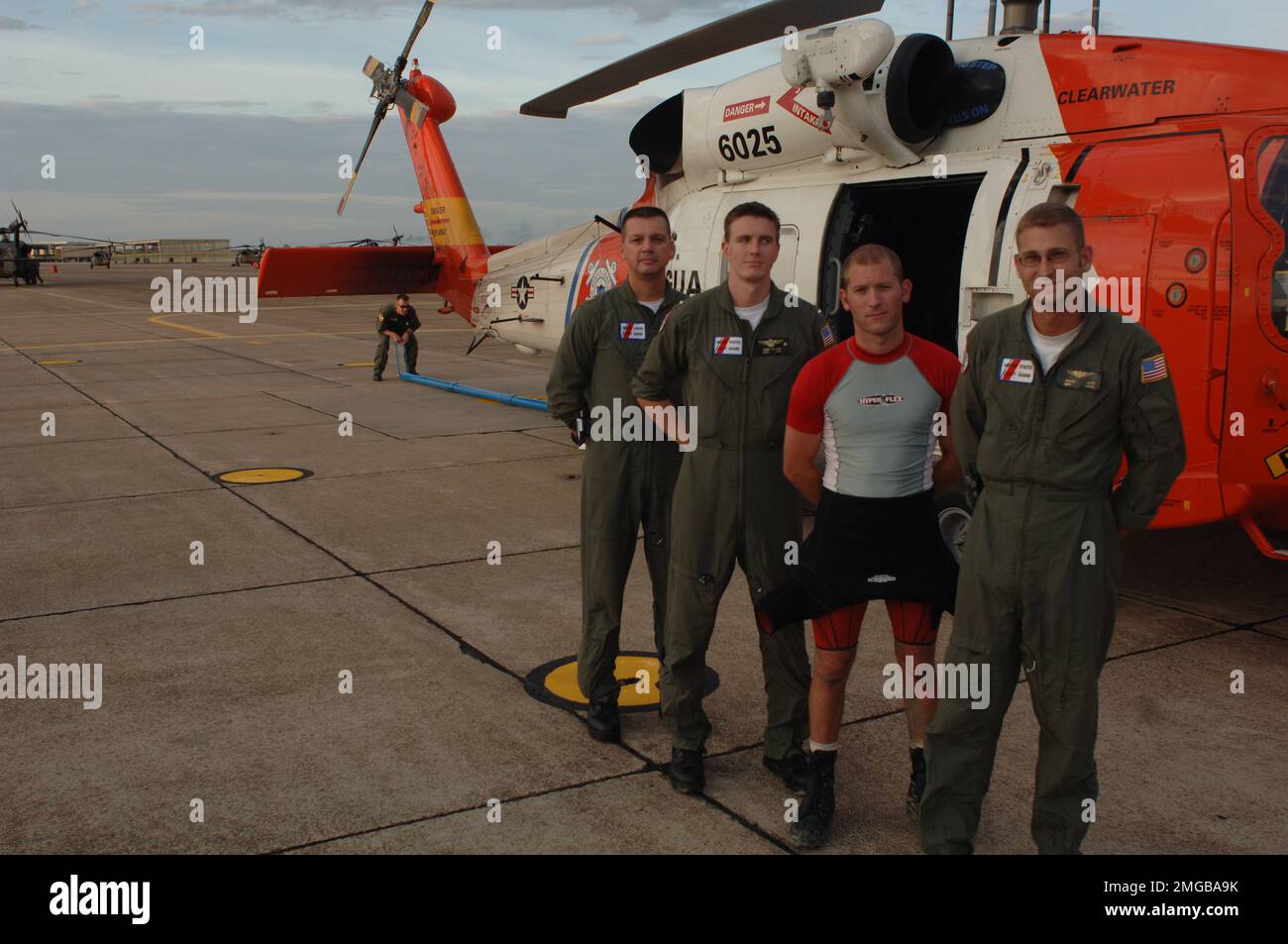 . Coast Guard equipaggio di fronte HH-60 sulla rampa --050924. Uragano Katrina Foto Stock