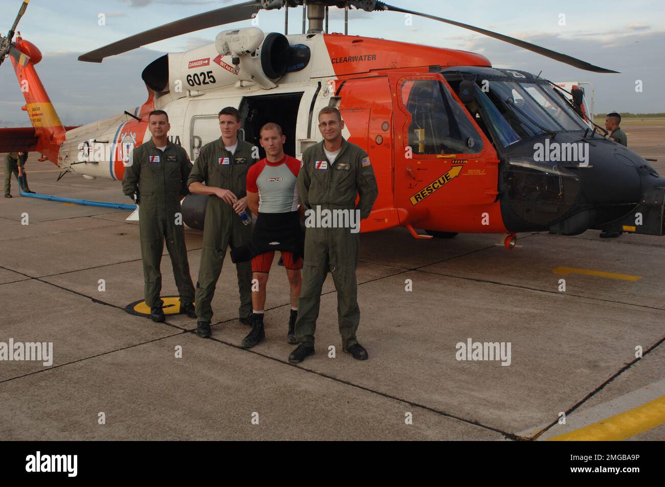 . Coast Guard equipaggio di fronte HH-60 sulla rampa-- 050924. Uragano Katrina Foto Stock