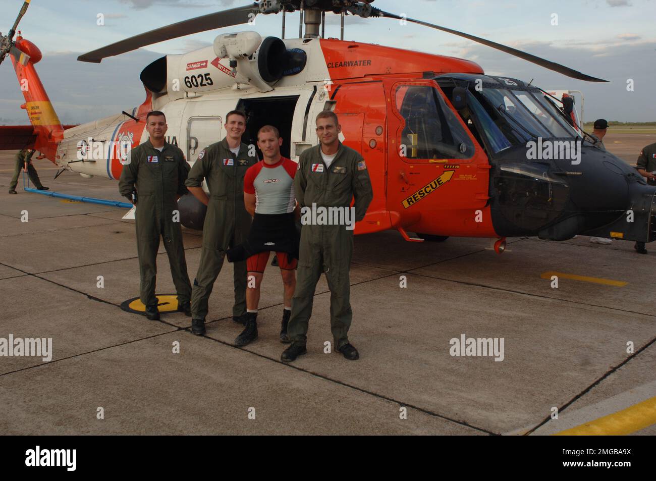 . Coast Guard equipaggio aereo di fronte HH-60 sulla rampa -- 050924. Uragano Katrina Foto Stock