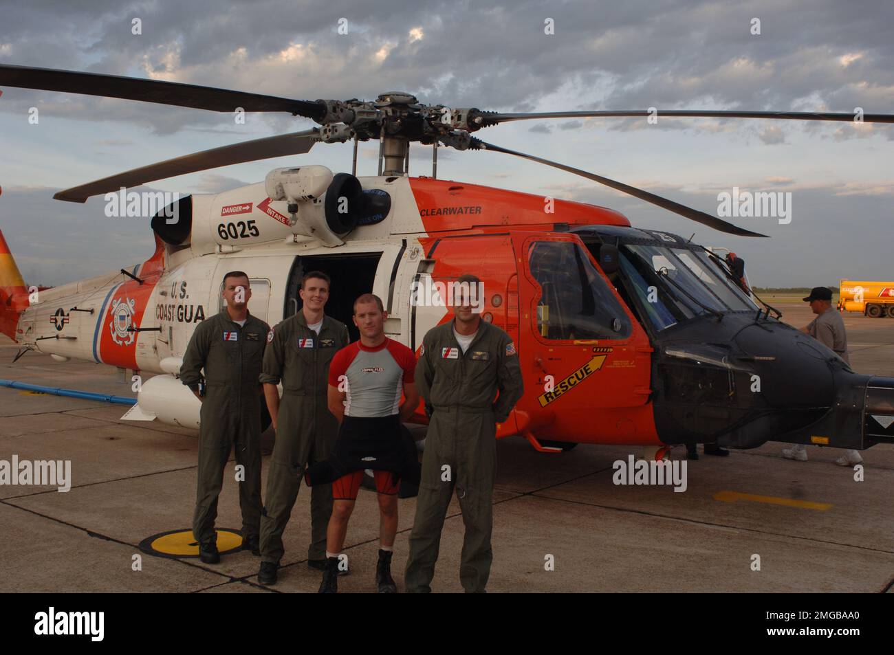 . Coast Guard equipaggio di fronte HH-60 sulla rampa -- 050924. Uragano Katrina Foto Stock