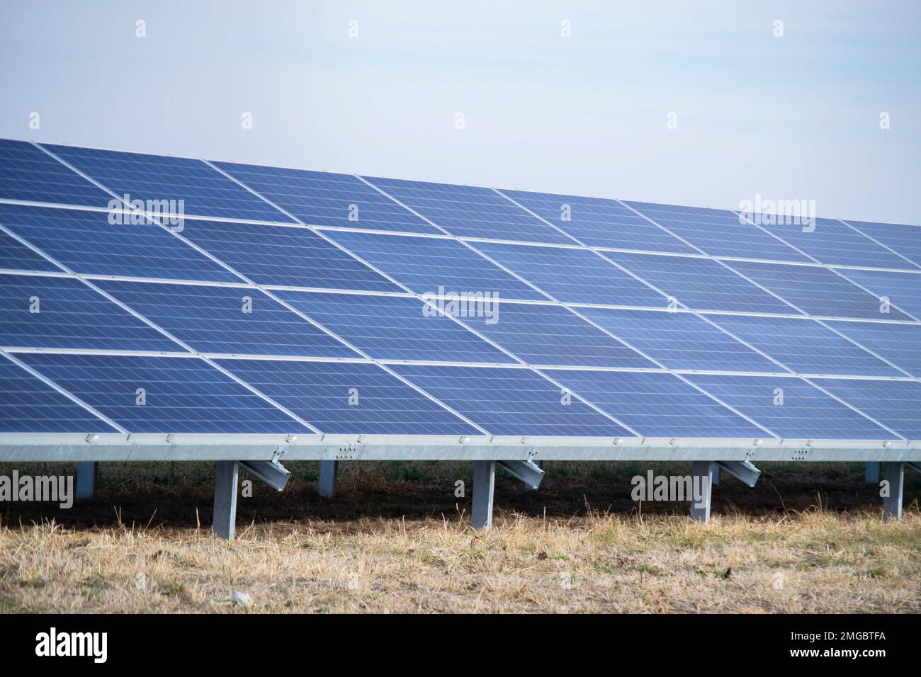 Pannelli solari grandi impianti di energia solare. Energia verde. Generazione di energia solare. Generazione di elettricità solare. Energia rinnovabile. Pannelli fotovoltaici blu. Produzione di elettricità ecologica Foto Stock