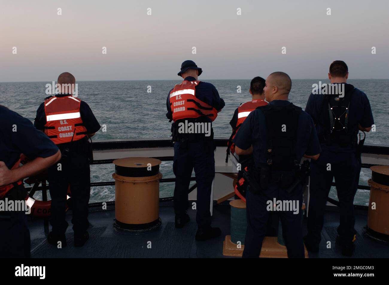 Taglierine per cofani - senza raccordo (WMEC 624) - 26-HK-73-82. CGC Dauntless -- i guardacoste che mannano le rotaie di taglierina--050928. Uragano Katrina Foto Stock