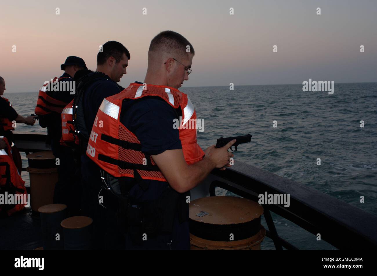 Taglierine per cofani - senza raccordo (WMEC 624) - 26-HK-73-83. CGC Dauntless -- i guardacoste mannando le rotaie con le pistole--050928. Uragano Katrina Foto Stock