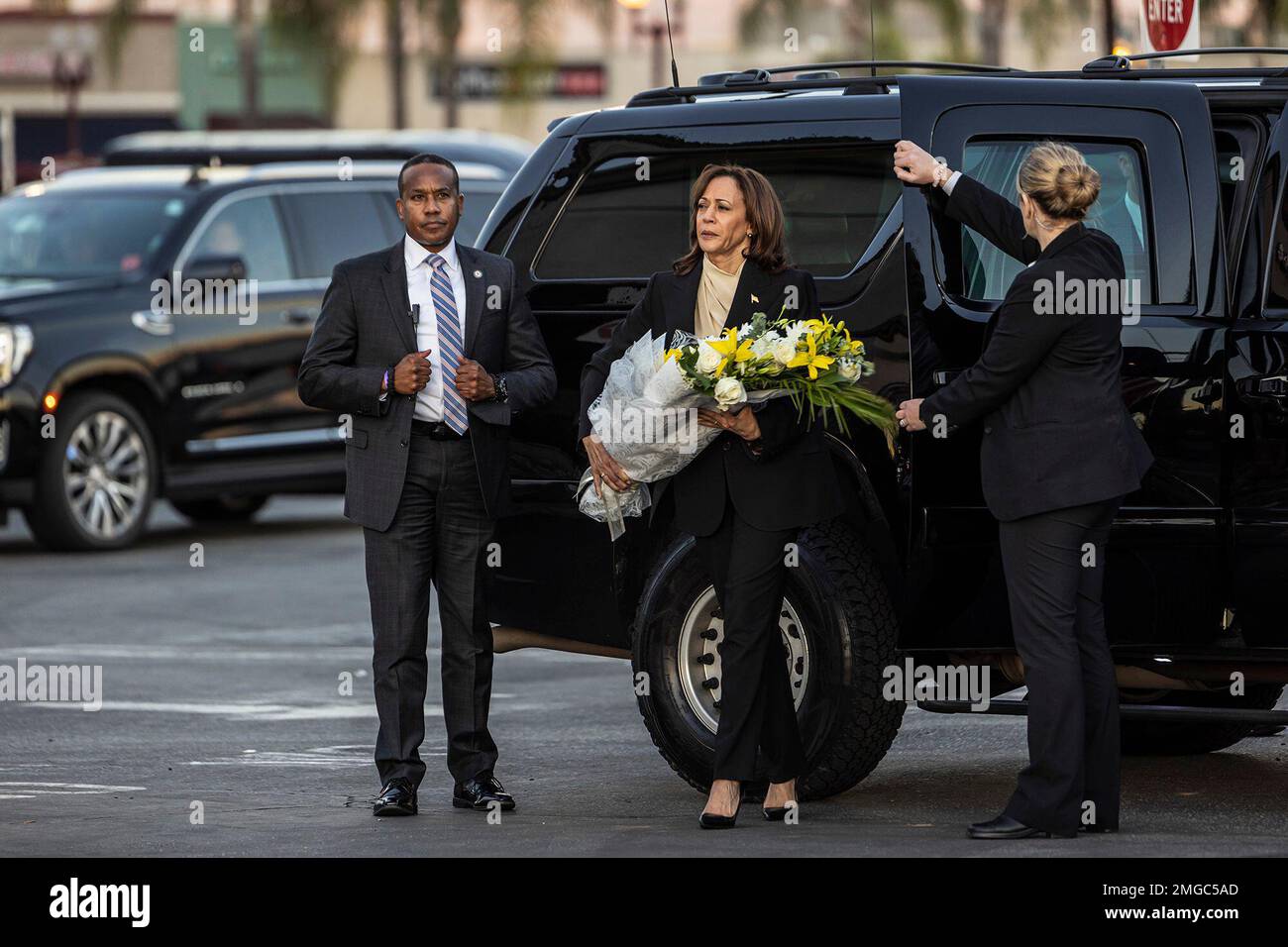 Monterey Park, Stati Uniti. 25th Jan, 2023. Il vicepresidente Kamala Harris ha visitato lo Star Ballroom Dance Studio, dove si è svolta una ripresa di massa la vigilia di Capodanno lunare. Il VP Harris ha lasciato i fiori fuori dalla sala da ballo in un memoriale crescente e ha incontrato alcune delle famiglie delle vittime di tiro. 1/25/2023 Monterey Park, CA., USA (Photo by Ted Soqui/SIPA USA) Credit: Sipa USA/Alamy Live News Foto Stock