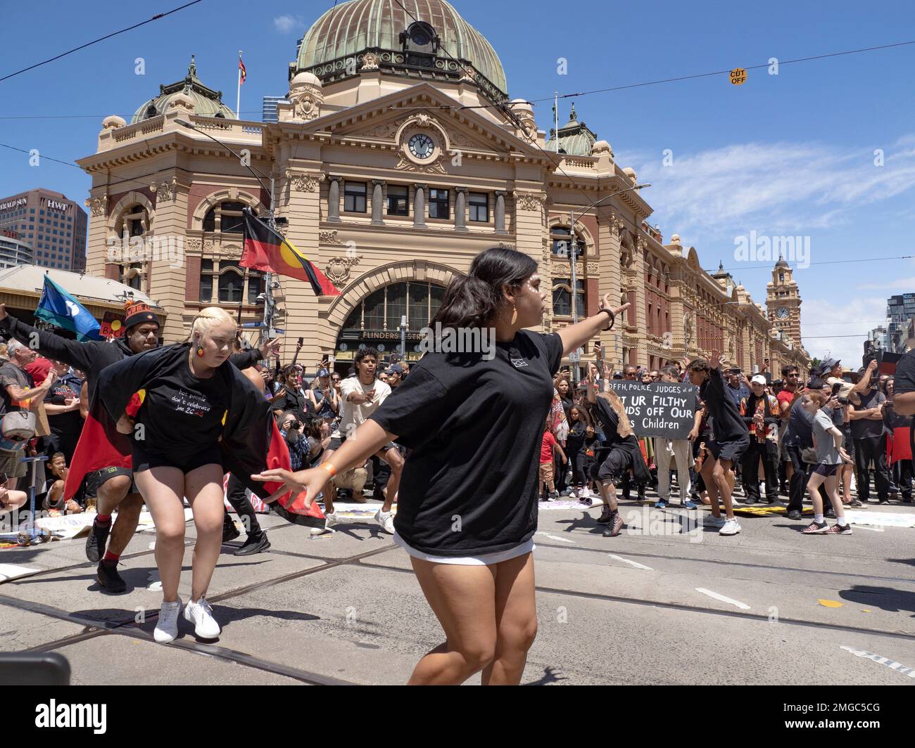 Melbourne, Australia. 26th gennaio 2023, Melbourne, Australia. Robbie Thorpe parla con la folla al rally del giorno dell'invasione. Le organizzazioni chiedono trattati, diritti fondiari, la fine delle morti indigene nella custodia della polizia e la giustizia climatica. Credit: Jay Kogler/Alamy Live News Credit: Jay Kogler/Alamy Live News Foto Stock