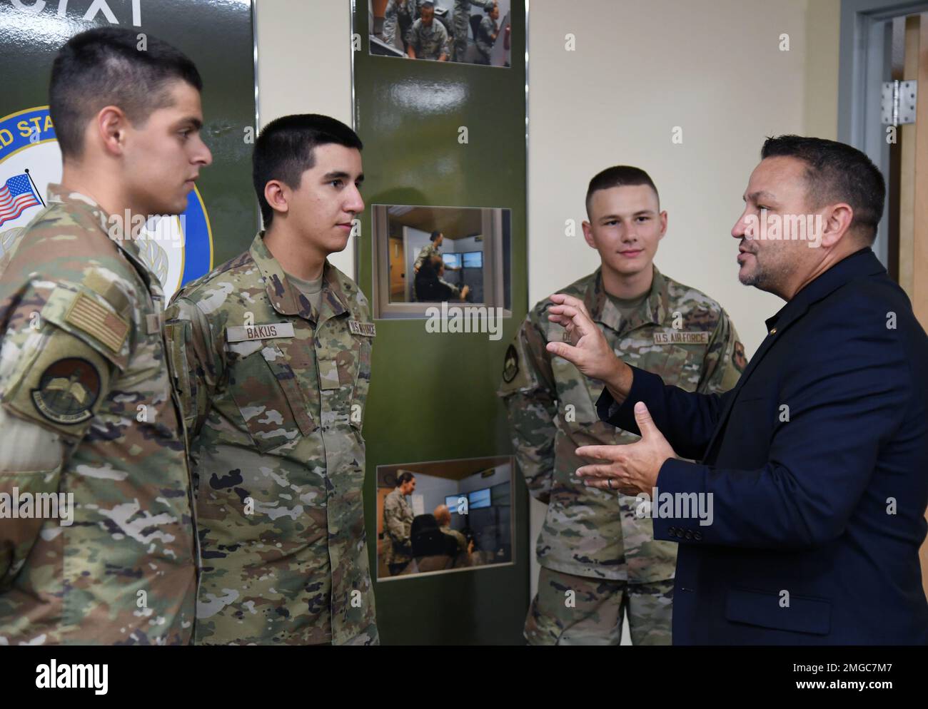 Chad Ballance, reclutatore del programma del donatore del marrow del Dipartimento della Difesa, spiega il processo di registrazione a 334th Airmen dello squadrone di addestramento durante una guida di registrazione del donatore di midollo osseo all'interno della Cody Hall alla base dell'aeronautica di Keesler, Mississippi, 23 agosto 2022. Il gruppo di addestramento 81st ha collaborato con Second Air Force e il programma Salute per la vita per ospitare il drive durante la settimana presso i vari squadroni di addestramento. Foto Stock