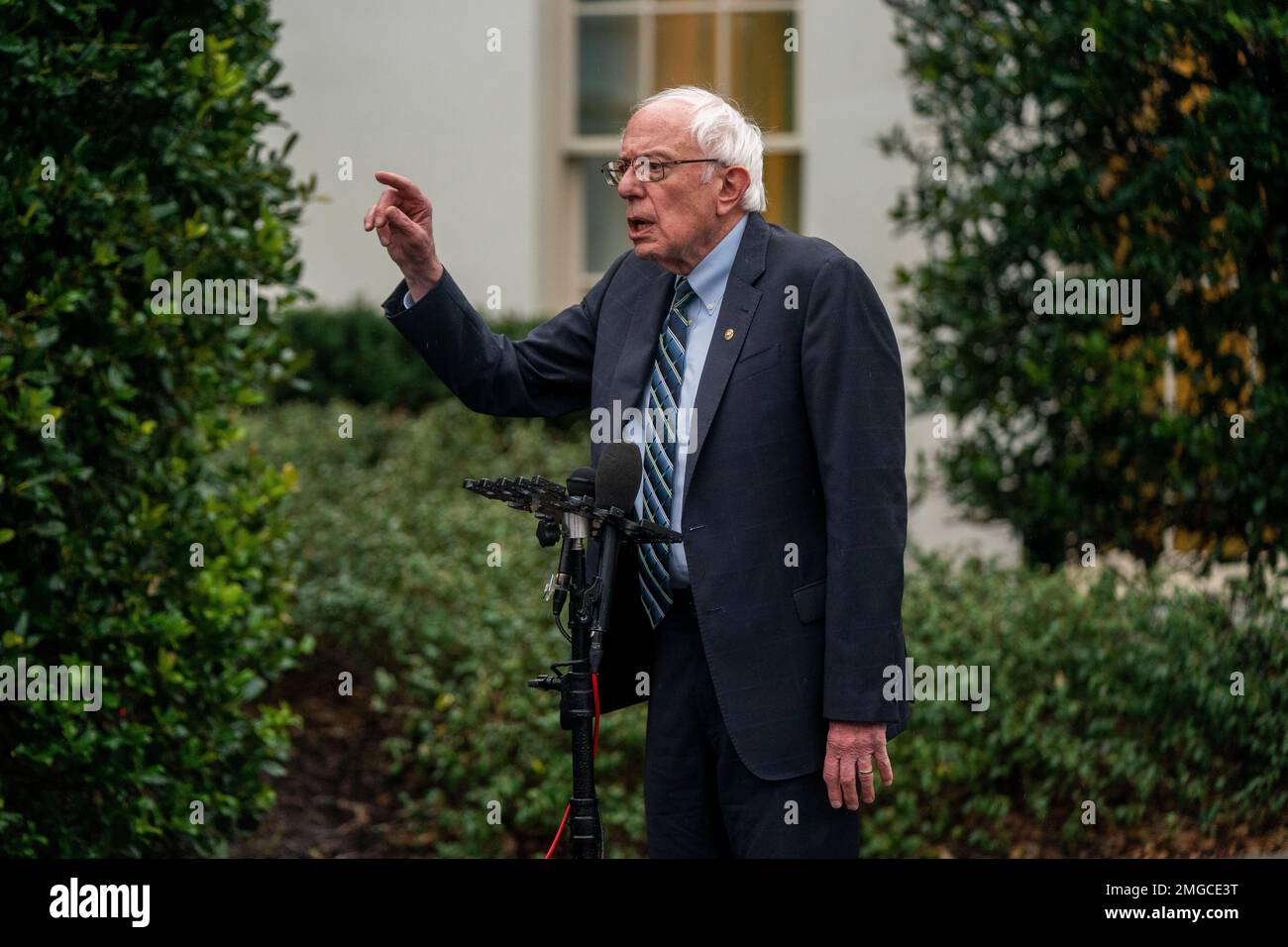 Il senatore degli Stati Uniti Bernie Sanders (indipendente dal Vermont) risponde a una domanda dei media a seguito di un incontro con il presidente Biden alla Casa Bianca a Washington, DC, USA, 25 gennaio 2023.Credit: Shawn Thew/Pool tramite CNP/MediaPunch Foto Stock