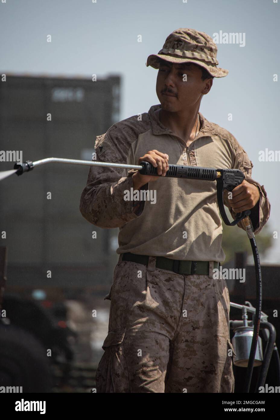 STATI UNITI Il corpo marino Lance CPL. Jesus Gonzalez, un operatore di trasporto del motore con Regiment di Logistica di combattimento 1, 1st Gruppo di Logistica marina, lava giù un veicolo tattico in preparazione per la parte di carico della nave di Fury nativo di esercitazione 22 al porto commerciale di Yanbu, Regno dell'Arabia Saudita, 23 agosto 2022. Il focus di Native Fury 22 è quello di eseguire uno scarico della forza di preposizionamento marittima in un porto occidentale dell'Arabia Saudita. Le operazioni MPF sono la rapida implementazione e assemblaggio di un sistema statunitense Marine Air Ground Task Force in un'area sicura che utilizza un ponte aereo inter-teatro e una predisposizione marittima dispiegata dai foward Foto Stock