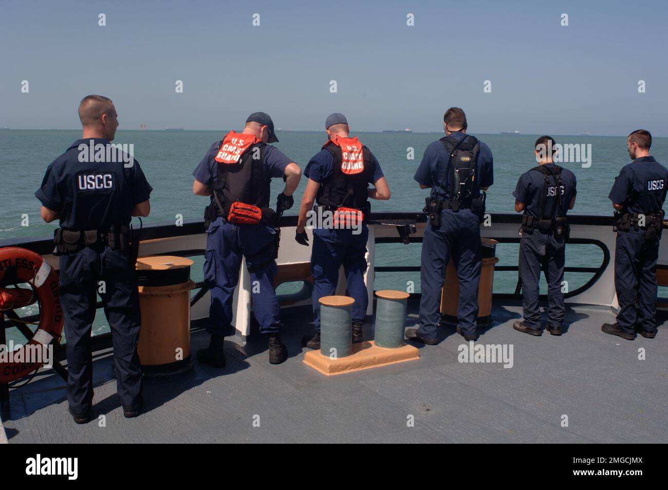 Taglierine per cofani - senza raccordo (WMEC 624) - 26-HK-73-307. CGC Dauntless--Coast Guardsmen manning rails con pistole ---050928. Uragano Katrina Foto Stock