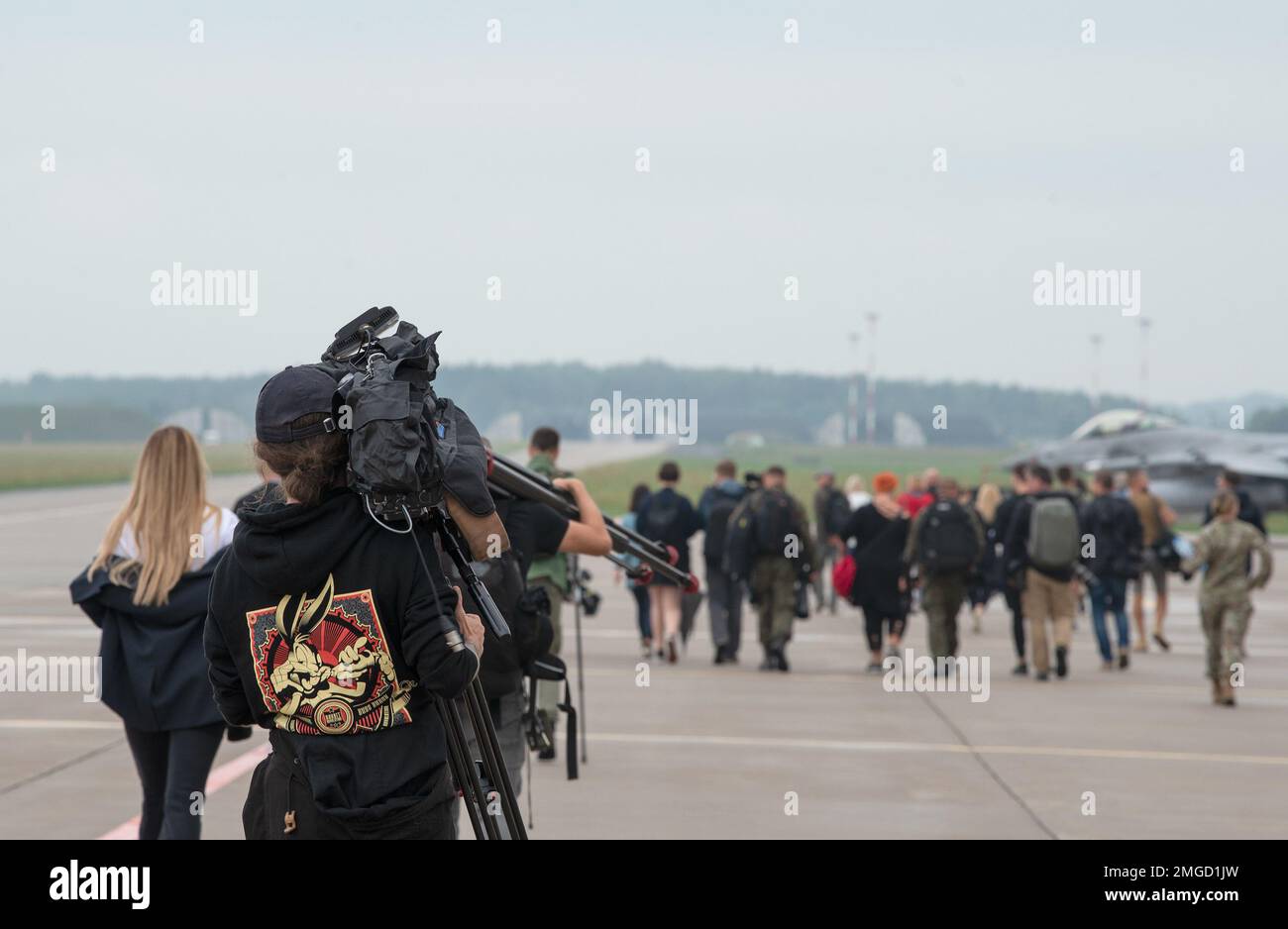 Passeggiata dei media polacchi per scattare foto dell'Aeronautica militare F-16 assegnata alla base aerea tattica 32nd, 23 agosto 2022, presso la base aerea di Łask, Polonia. La base tattica aerea del 32nd ha ospitato una giornata mediatica con lo Squadrone Expeditionary Fighter del 90th per evidenziare la missione del F-22 Raptor in teatro e per migliorare gli Stati Uniti Alleanza con la Polonia. Foto Stock