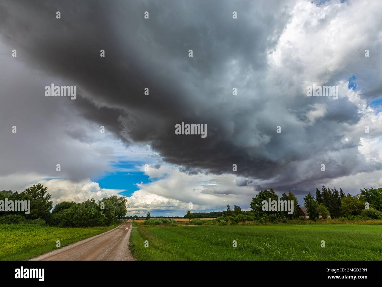 Forti nubi di temporale, paesaggio con nubi di tempesta Foto Stock