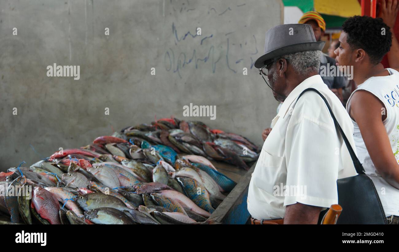 Isole Seychelles Mahe 2018 marzo, le persone che vendono cibo al mercato di Sir Selwyn Selwyn Clarke Market. Foto Stock