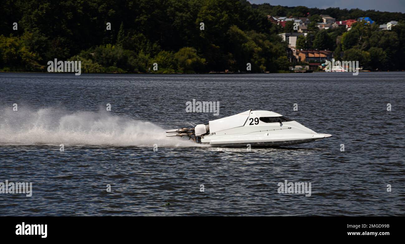 sport. gare di motoscafo. velocità, sport acquatici. competizione in acqua in una giornata di sole. Foto Stock