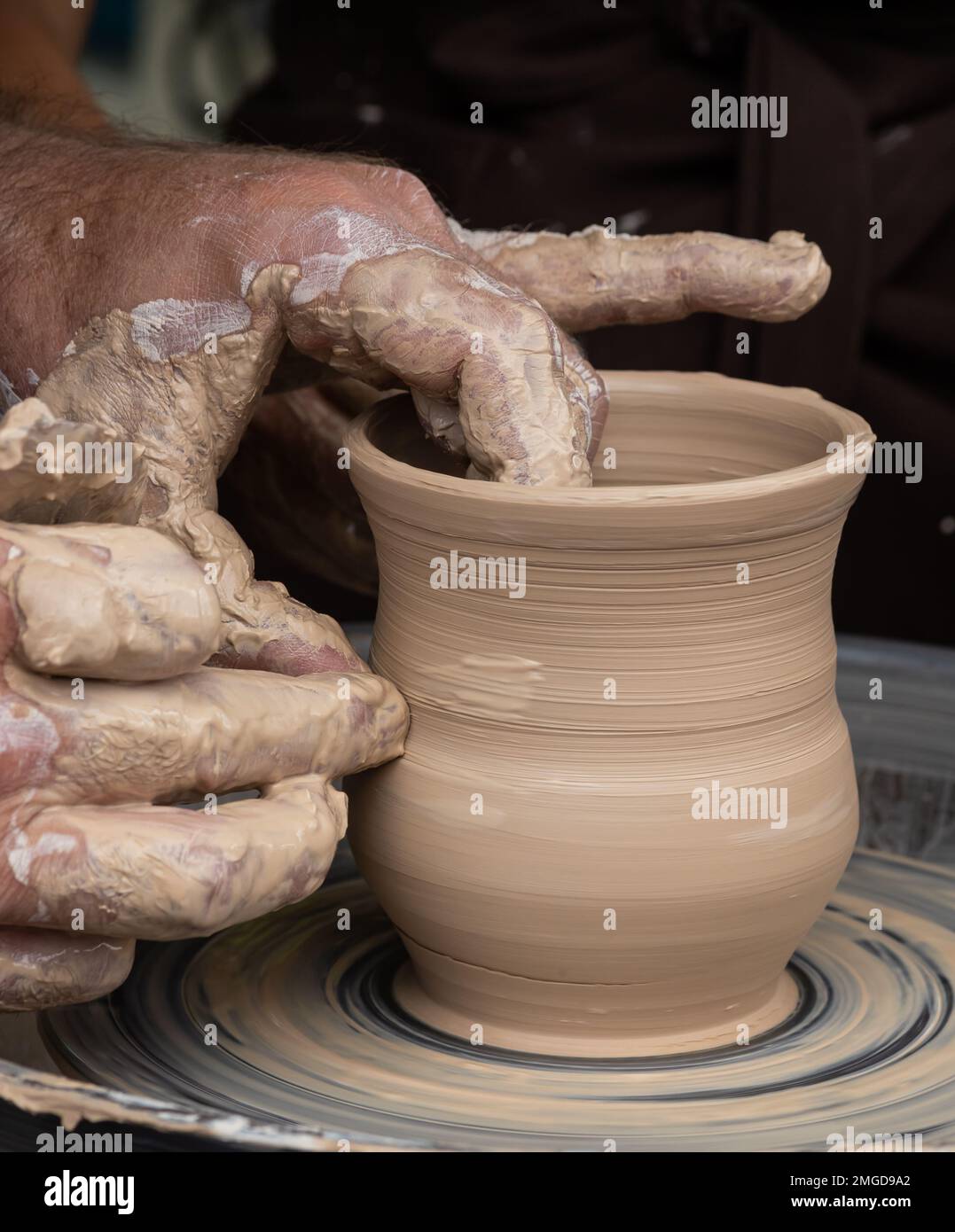 Master class sulla modellazione di argilla sulla ruota di un vasaio nel laboratorio di ceramica. Foto Stock