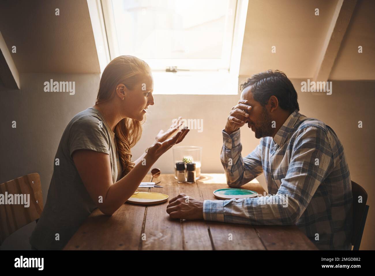 Avremo disaccordi, ma non dobbiamo rinunciare. una giovane coppia che ha un disaccordo in un caffè. Foto Stock