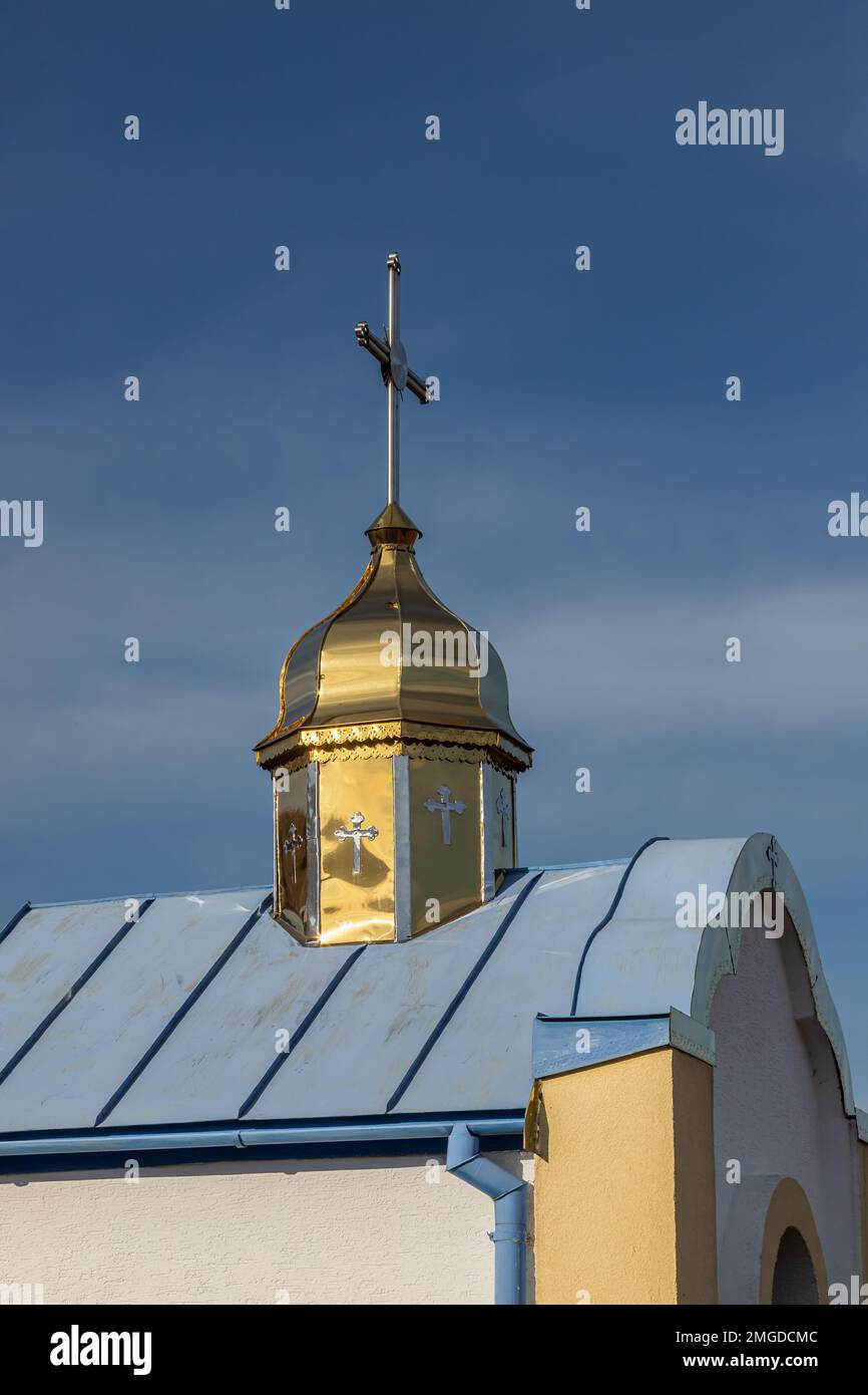 Primo piano di una Croce su una chiesa cristiana su sfondo blu. Foto Stock