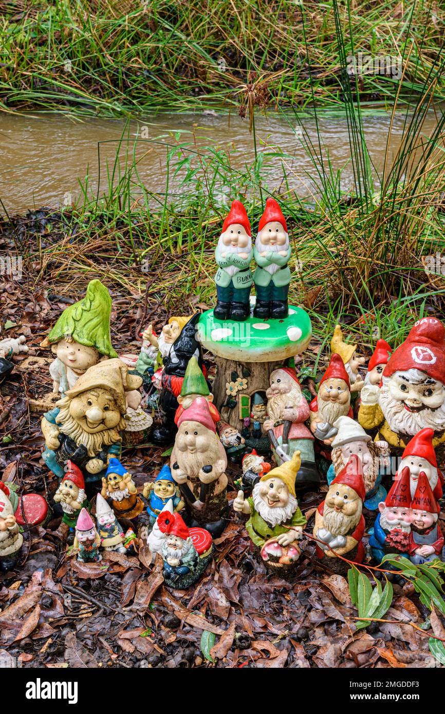 Una selezione di gnomi al Gnomesville nella valle di Ferguson nel sud-ovest dell'Australia Occidentale Foto Stock