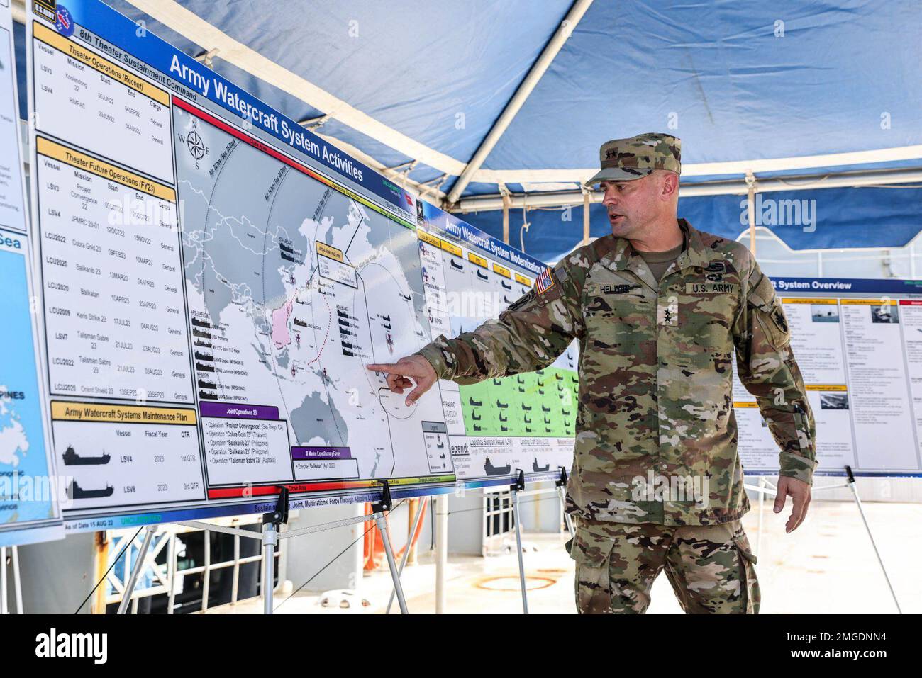 Il generale comandante del comando del sostegno del teatro 8th, il generale Jered P. Helwig, ha ospitato i delegati dello staff MR. Tim Nelson, la Sig.ra Alexia Sikora, il Rep. Steve Womack, il Sig. Ryan Keating, il Rep. Tim Ryan, Il Sig. Andrew Noh, il Rep. Marilyn Strickland, la Sig.ra Shiouyu “Theresa” Lou, il Sig. Semaj Martin-Redd, e il Rep. Trent Kelly, in un tour a bordo di Logistics Support Vessel 4 (LSV4), la LT. Gen William B. Bunker, il 23 agosto 2022 alla base congiunta di Pearl Harbor Hickam, Hawaii. Durante il tour, la delegazione ha ricevuto un "brief sulle capacità, le operazioni e le attività" dalla Brigata dell'ingegnere del 130th e dall'ingegnere D del 7th Foto Stock