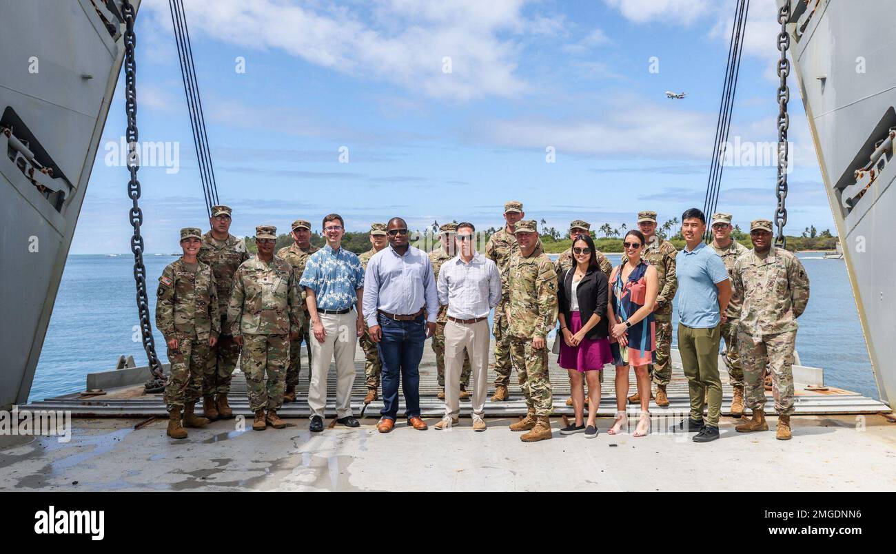 Il generale comandante del comando del sostegno del teatro 8th, il generale Jered P. Helwig, ha ospitato i delegati dello staff MR. Tim Nelson, la Sig.ra Alexia Sikora, il Rep. Steve Womack, il Sig. Ryan Keating, il Rep. Tim Ryan, Il Sig. Andrew Noh, il Rep. Marilyn Strickland, la Sig.ra Shiouyu “Theresa” Lou, il Sig. Semaj Martin-Redd, e il Rep. Trent Kelly, in un tour a bordo di Logistics Support Vessel 4 (LSV4), la LT. Gen William B. Bunker, il 23 agosto 2022 alla base congiunta di Pearl Harbor Hickam, Hawaii. Durante il tour, la delegazione ha ricevuto un "brief sulle capacità, le operazioni e le attività" dalla Brigata dell'ingegnere del 130th e dall'ingegnere D del 7th Foto Stock
