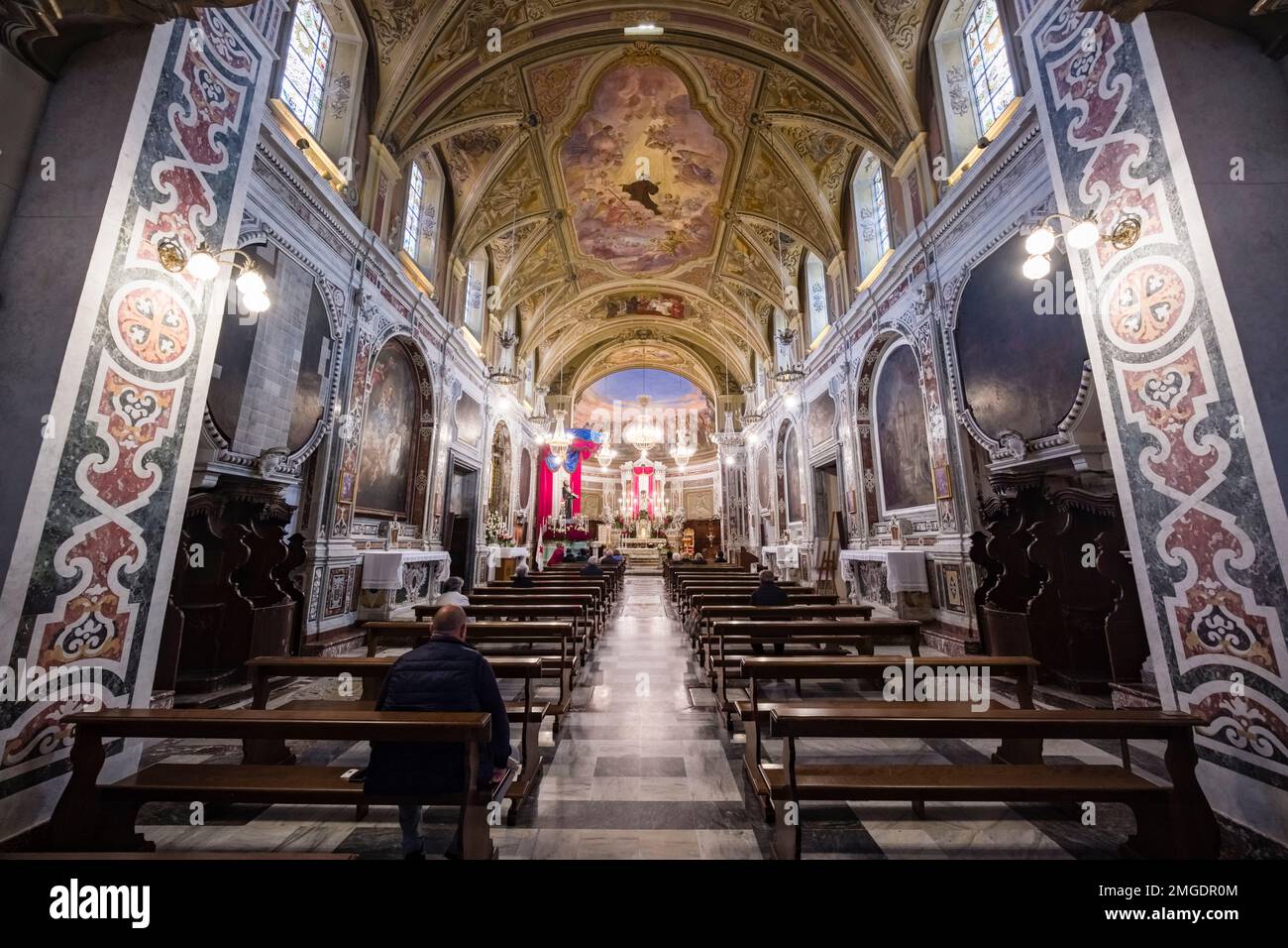 Altare, arredi interni e soffitti dipinti ad arte all'interno della chiesa Santuario di San Francesco da Paola nel comune di Milazzo. Foto Stock