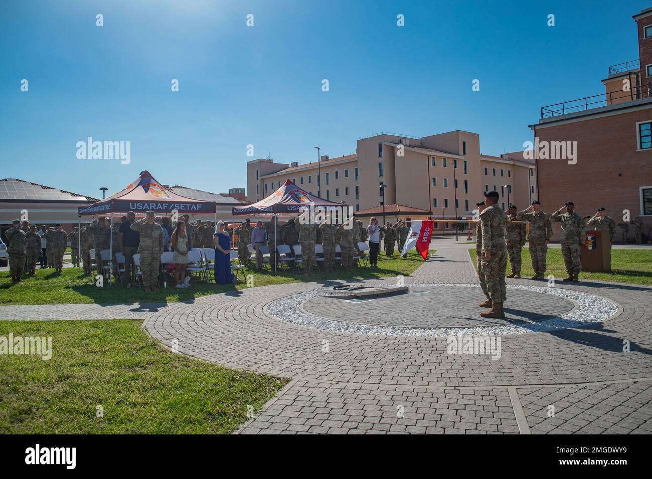 Soldati dagli Stati Uniti Esercito Southern European Task Force, la compagnia di supporto della sede dell'Africa, saluta durante la riproduzione degli inni nazionali americani e italiani su Caserma del-DIN, Vicenza, Italia, 24 agosto 2022. La cerimonia del cambiamento di responsabilità ha rappresentato il passaggio ufficiale dell'autorità dal 1st Sgt. Uscente al 1st Sgt entrante. Foto Stock