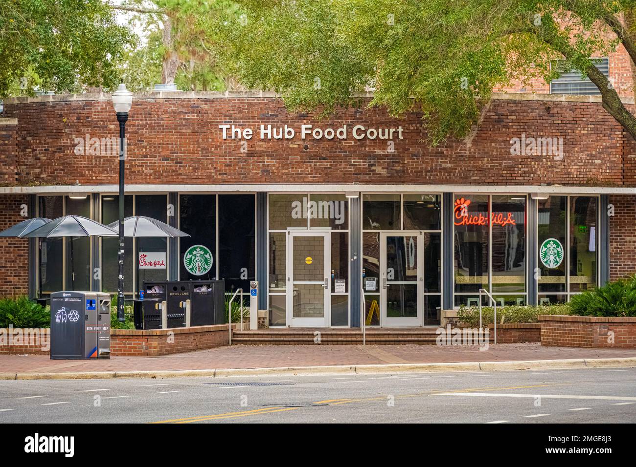 L'Hub Food Court nel campus della University of Florida a Gainesville, Florida, con Chick-fil-A e Starbucks Coffee. (USA) Foto Stock