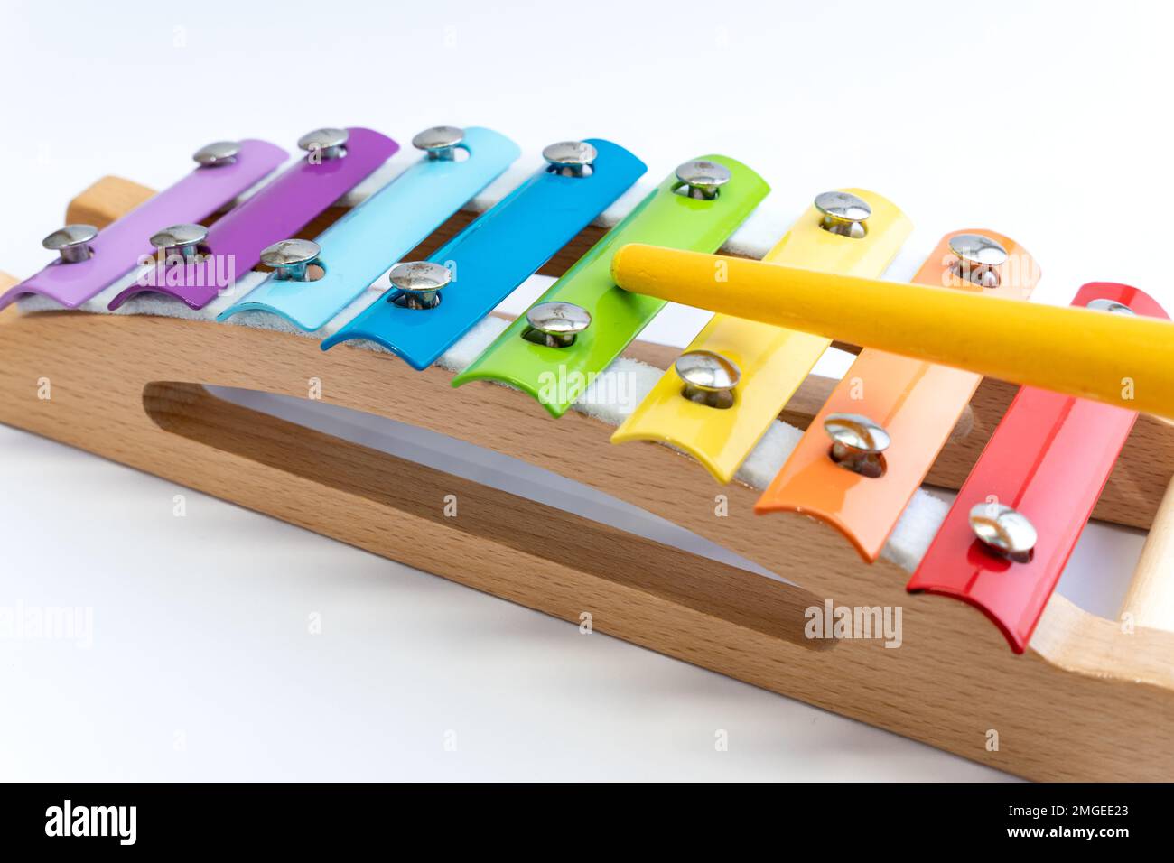 Xilofono di legno colorato arcobaleno su sfondo bianco. Giocattoli per bambini, creatività, sviluppo del cervello, concetto innovativo. Foto Stock