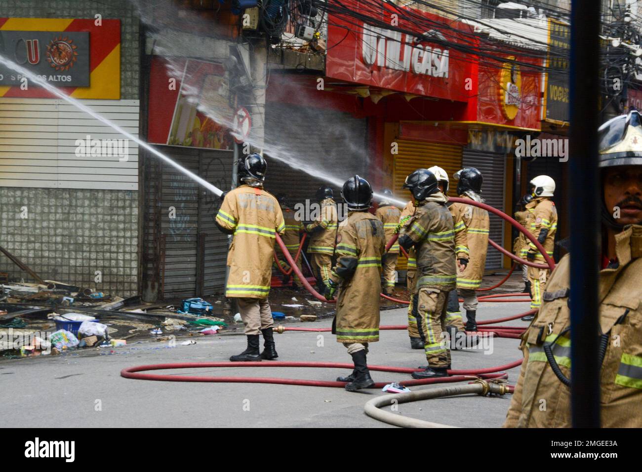 Rio de Janeiro, Rio de Janeiro, Brasile. 25th Jan, 2023. (INT) Un edificio commerciale in fiamme a Rio de Janeiro. 25 gennaio 2023, Rio de Janeiro, Brasile: Un edificio commerciale sulla Avenida Marechal Floriano Peixoto, nel centro di Nova Iguacu, a Baixada Fluminense, vicino alla stazione Supervia, ha preso fuoco il Mercoledì (25). Il fuoco ha raggiunto la galleria di negozi conosciuta come Shopping Nou. La struttura, che normalmente apre alle 9am:00, non è mai stata aperta. Non ci sono informazioni sulle vittime. (Credit Image: © Fausto Maia/TheNEWS2 via ZUMA Press Wire) SOLO PER USO EDITORIALE! Non per unità commerciali U. Foto Stock