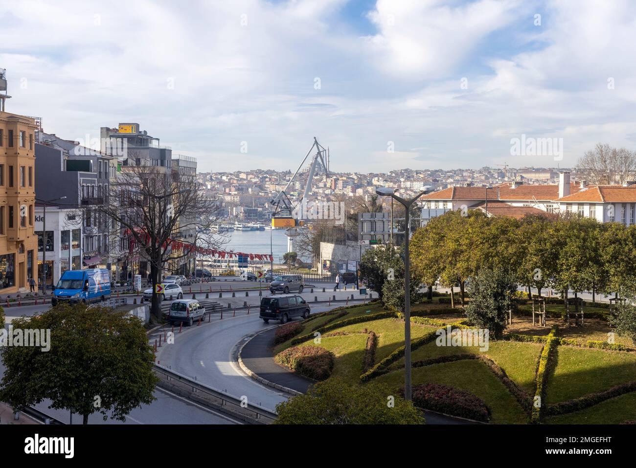 Città di Istanbul 22 gennaio 2023 con strada, costruzione e lungomare. Una città con una giornata di sole. Foto Stock