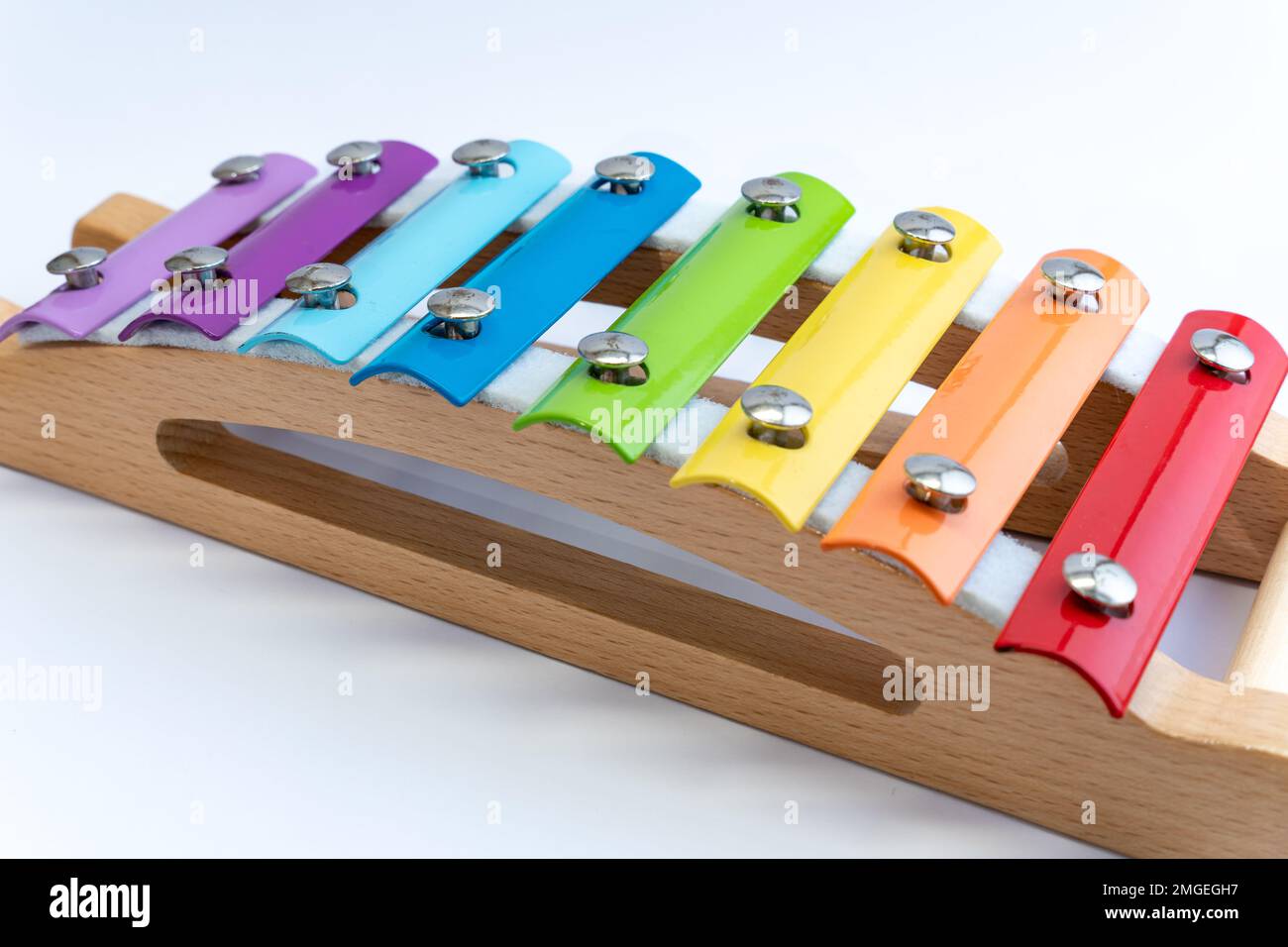 Xilofono di legno colorato arcobaleno su sfondo bianco. Giocattoli per bambini, creatività, sviluppo del cervello, concetto innovativo. Foto Stock